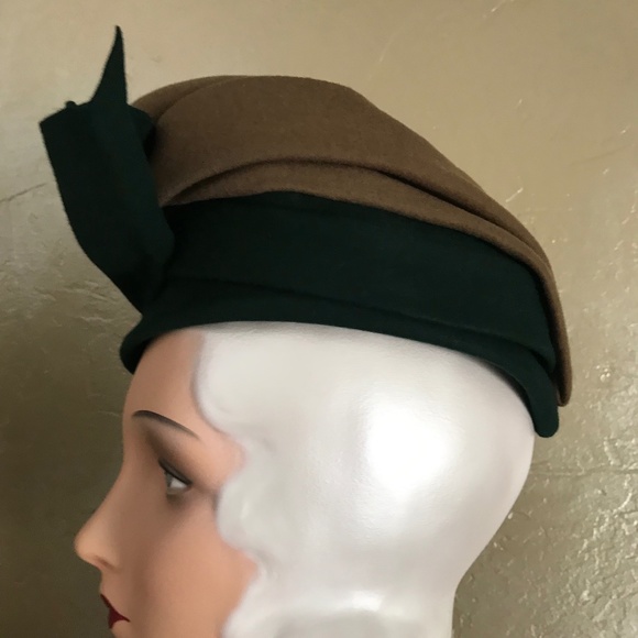 DISTINGUISHED 1940s TAUPE & GREEN FELT TURBAN WITH LONG GREEN VEILING - Picture 3 of 14